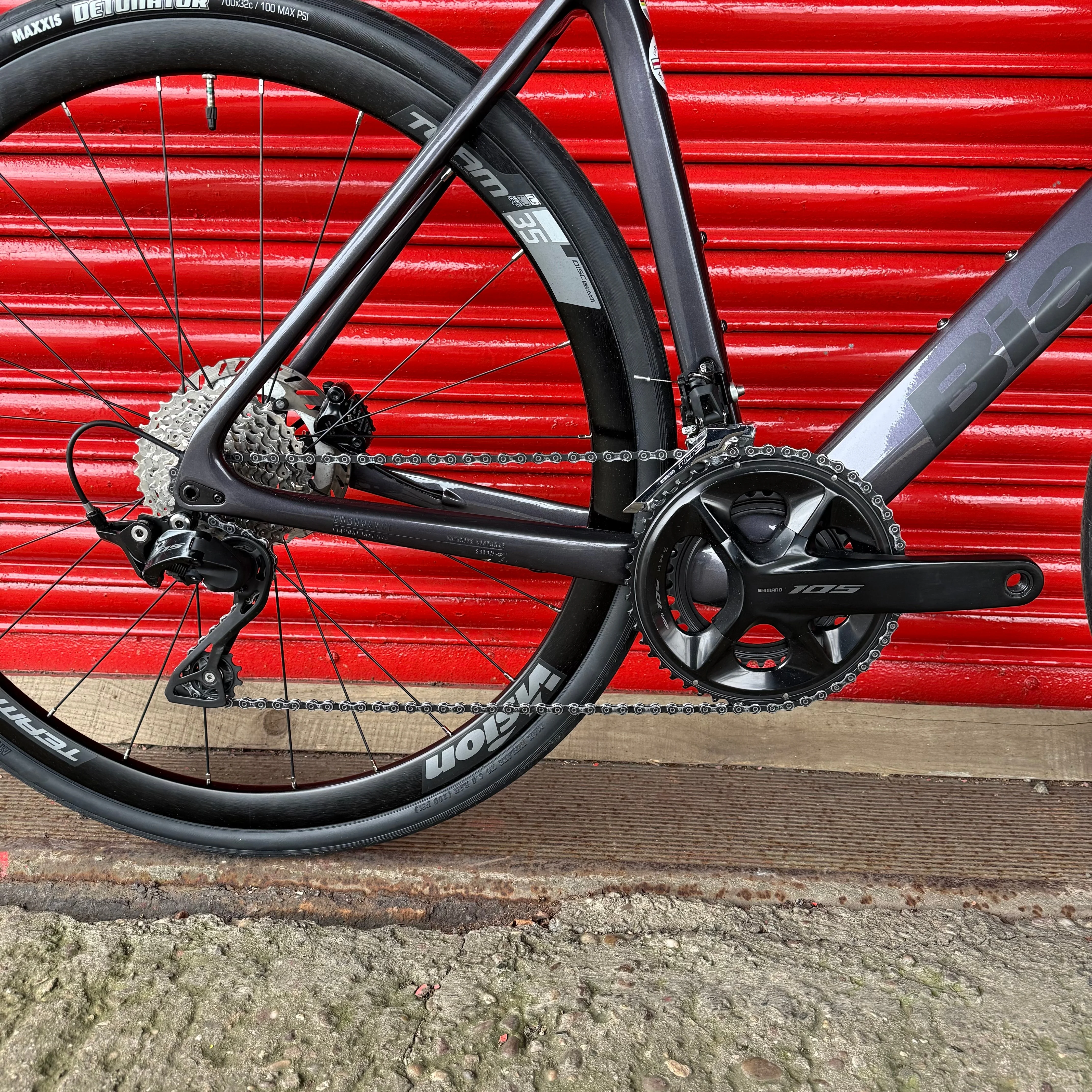Bianchi Infinito 105 12 Speed Carbon Disc Road 2025 - Image 12