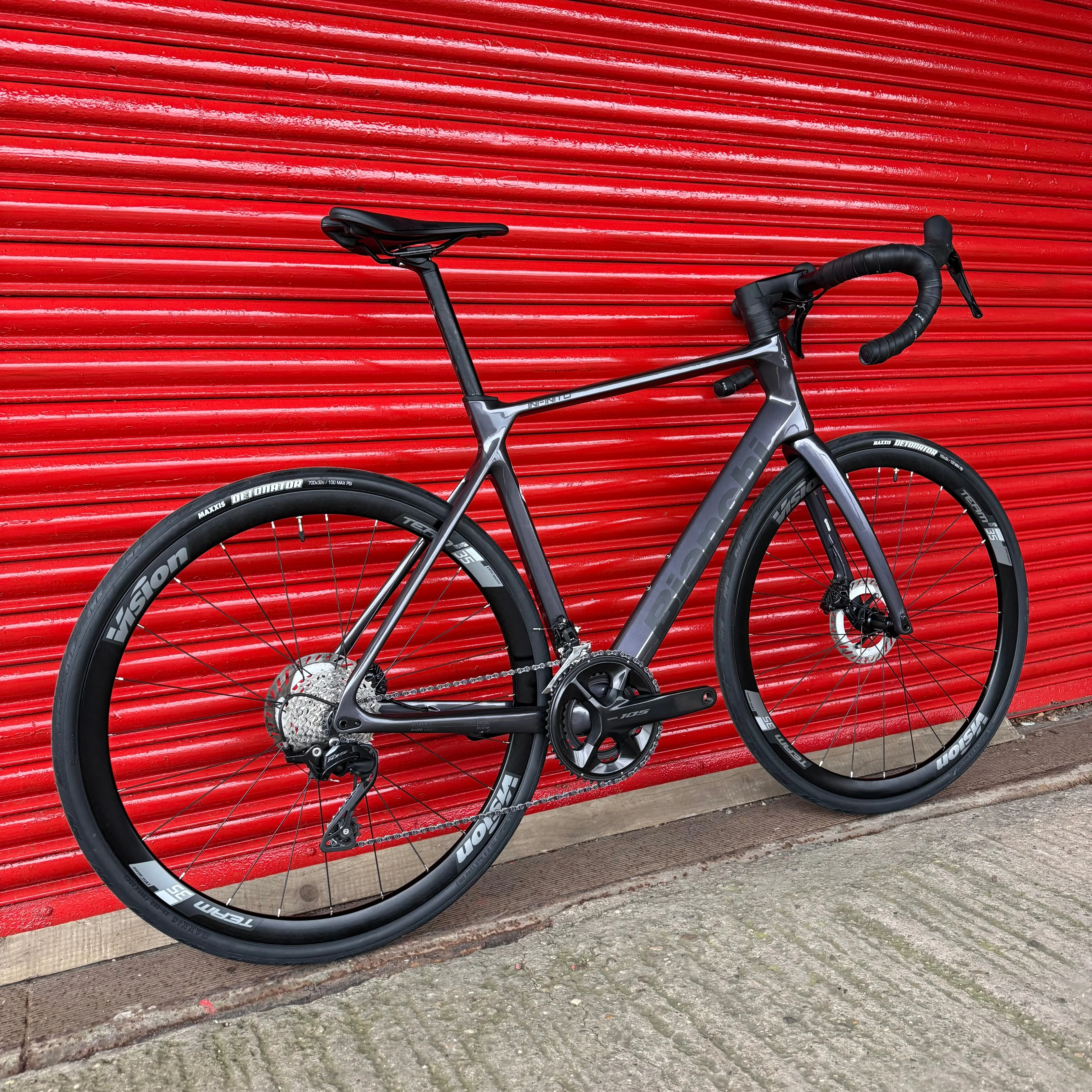 Bianchi Infinito 105 12 Speed Carbon Disc Road 2025 - Image 3